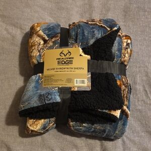 Realtree Edge Velvet Throw with Sherpa - Blue and Brown